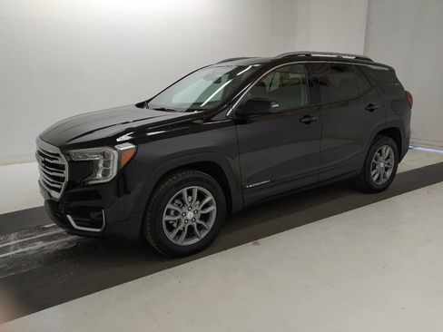 Used 2024 GMC Terrain SLT image 2