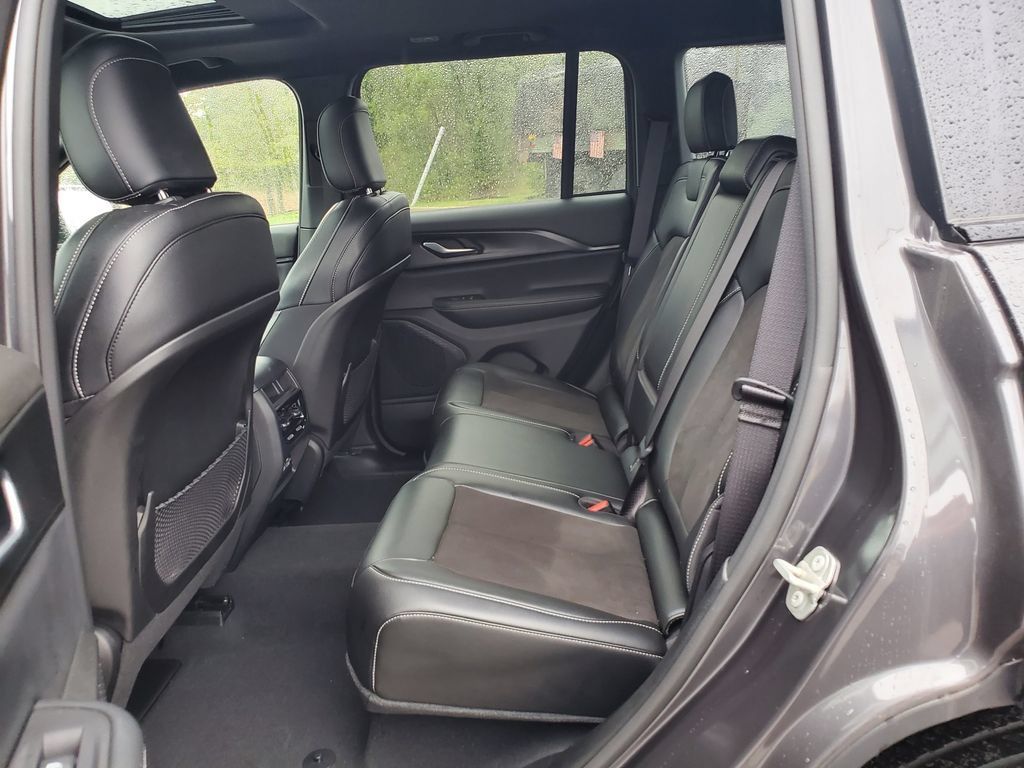 Used 2023 Jeep Grand Cherokee Altitude AWD/4WD image 9