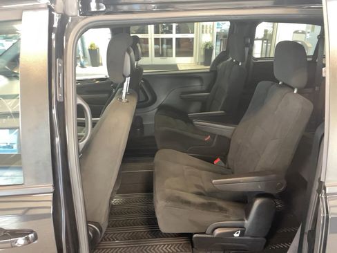 Used 2016 Dodge Grand Caravan SE image 16