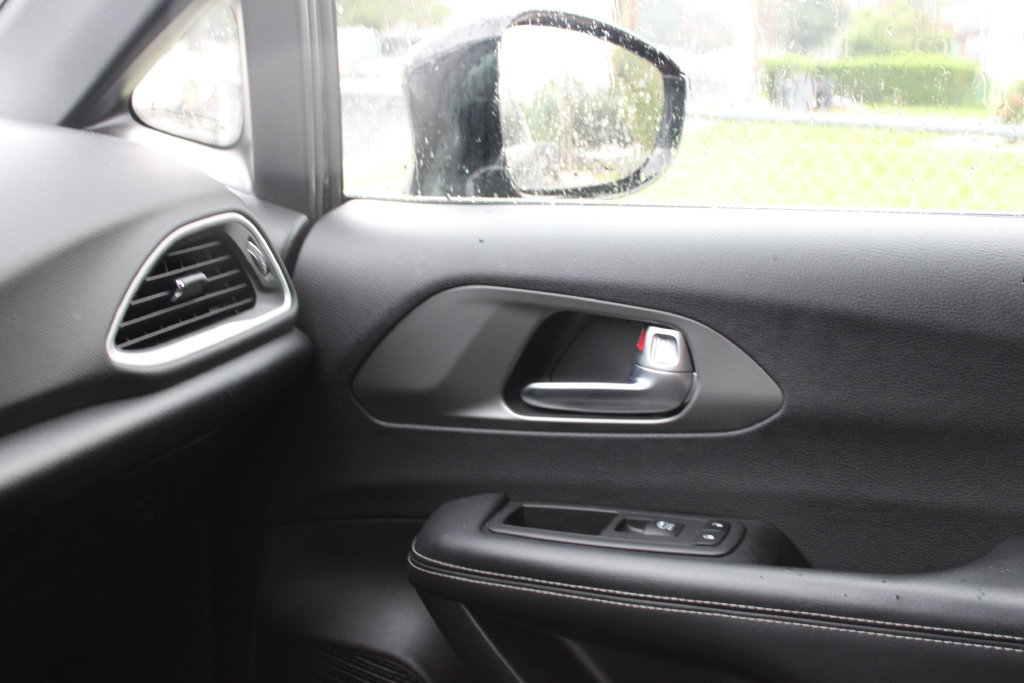Used 2025 Chrysler Pacifica Select FWD image 17
