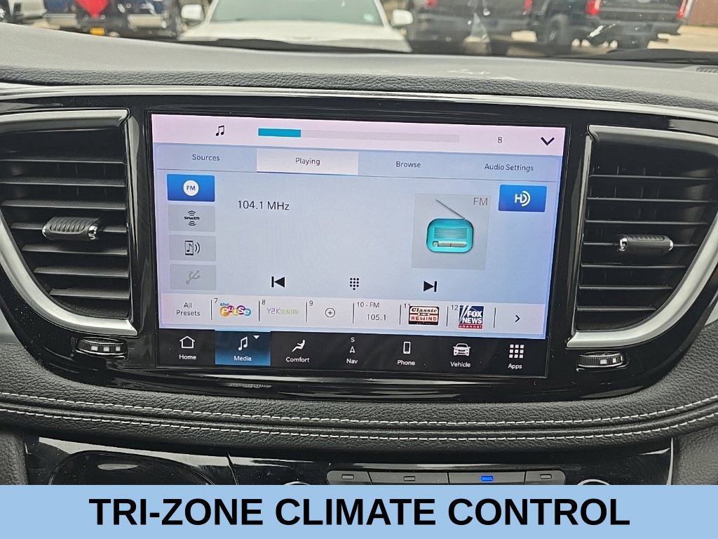 Used 2025 Chrysler Pacifica Limited FWD image 26