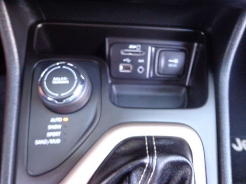 Used 2016 Jeep Cherokee Limited AWD/4WD image 24