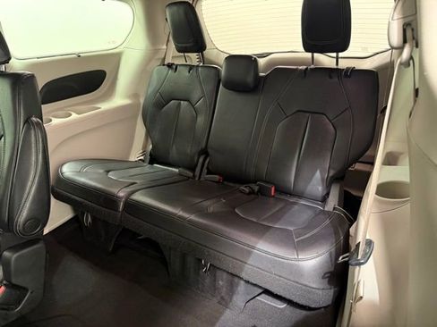 Used 2022 Chrysler Pacifica Touring-L FWD image 27