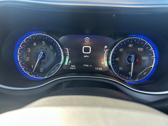 Used 2026 Chrysler Pacifica Limited FWD image 16