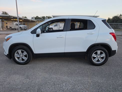 Used 2022 Chevrolet Trax LS w/ Tint and Cruise Package FWD image 4