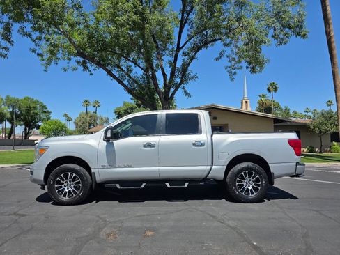 Used 2020 Nissan Titan SV w/ SV Convenience Package image 3