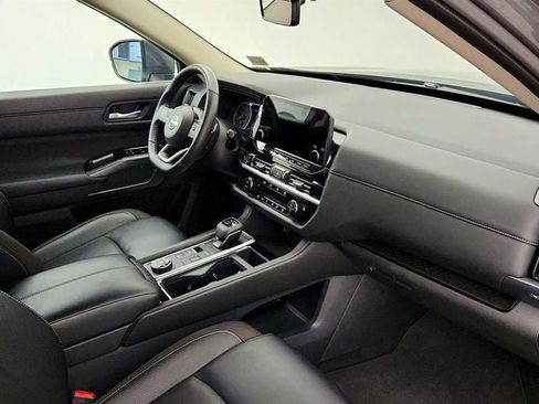 Used 2024 Nissan Pathfinder SL w/ Black Appearance Package AWD/4WD image 25