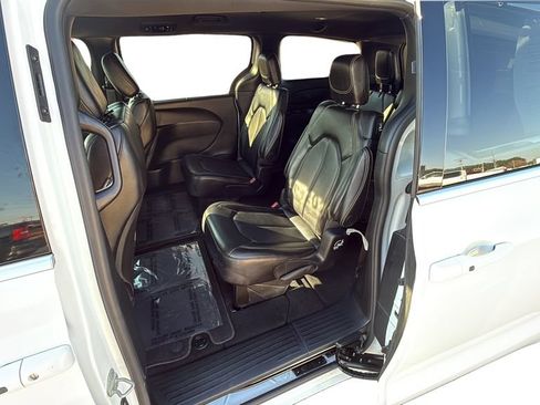 Used 2025 Chrysler Pacifica Select FWD image 16