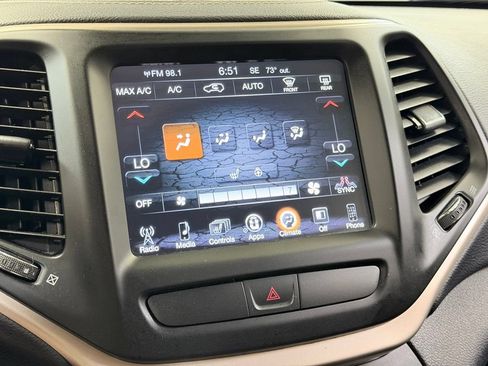 Used 2015 Jeep Cherokee Latitude w/ Comfort/Convenience Group AWD/4WD image 50