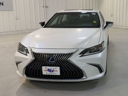 Used 2020 Lexus ES 300h w/ Premium Package image 4