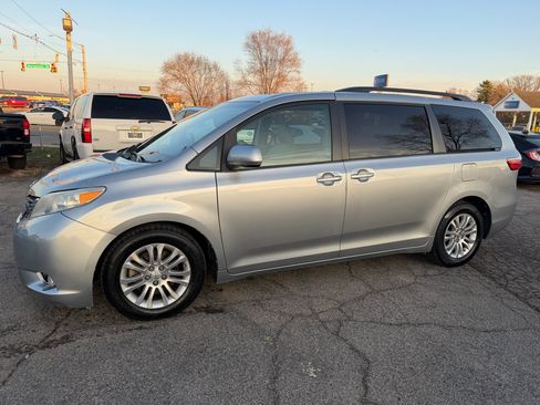 Used 2015 Toyota Sienna XLE Premium image 3