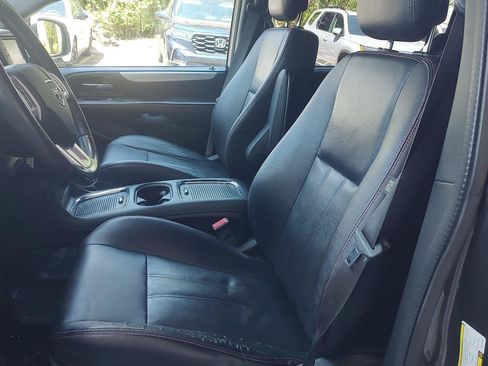 Used 2017 Dodge Grand Caravan GT FWD image 2