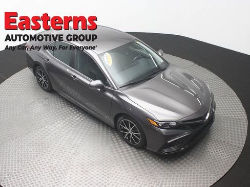 Used 2023 Toyota Camry SE FWD image 3