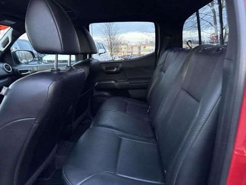 Used 2020 Toyota Tacoma TRD Sport w/ TRD Premium Sport Package AWD/4WD image 9