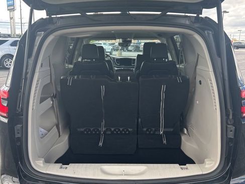 Used 2023 Chrysler Pacifica Touring-L FWD image 13