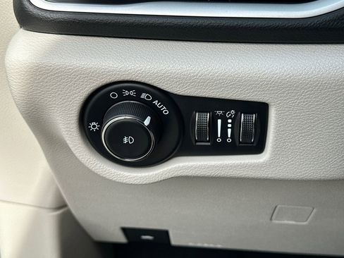 Used 2023 Chrysler Pacifica Touring-L FWD image 23