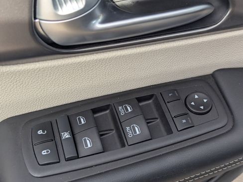 Used 2024 Chrysler Pacifica Touring-L image 20