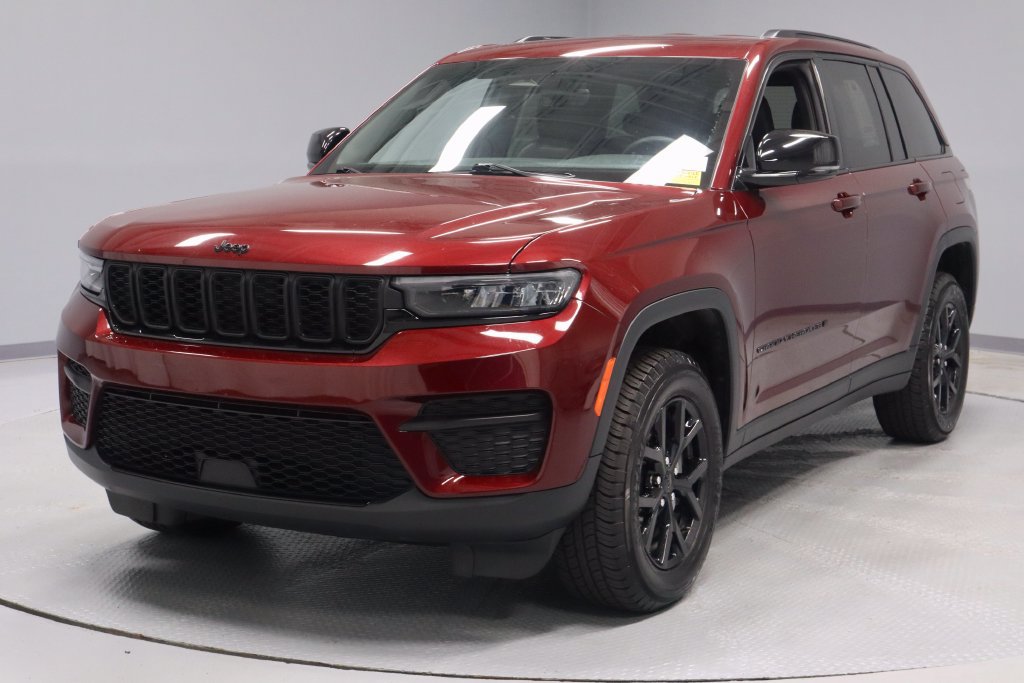 Used 2025 Jeep Grand Cherokee Altitude AWD/4WD image 7