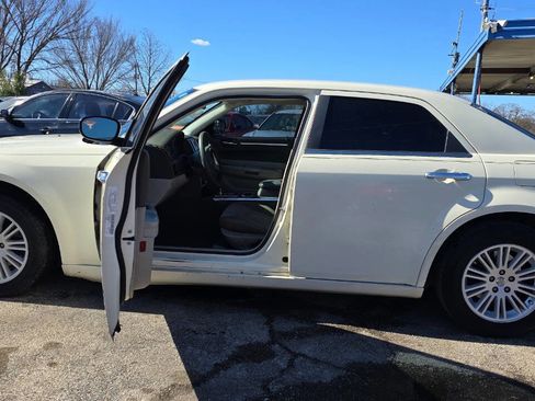 Used 2010 Chrysler 300 Touring image 3