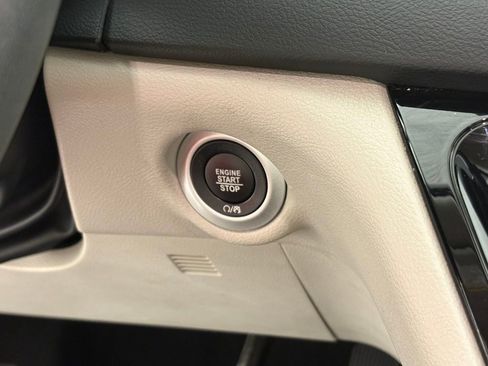 Used 2023 Chrysler Pacifica Touring-L FWD image 34