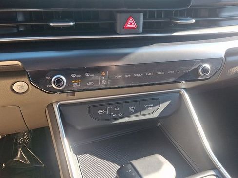 Used 2025 Kia Carnival image 17