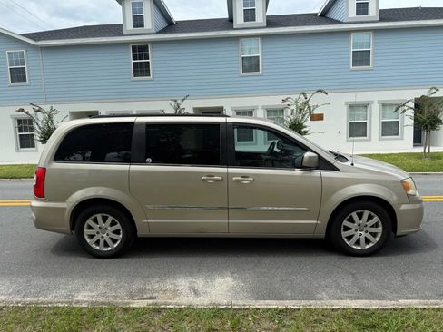Used 2013 Chrysler Town & Country Touring FWD image 4