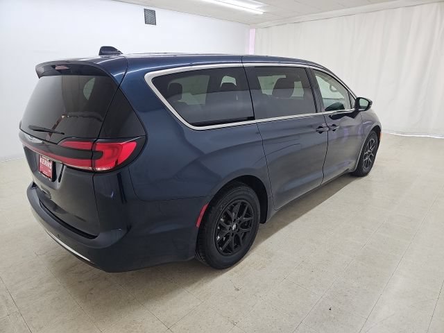 Used 2023 Chrysler Pacifica Touring-L FWD image 17