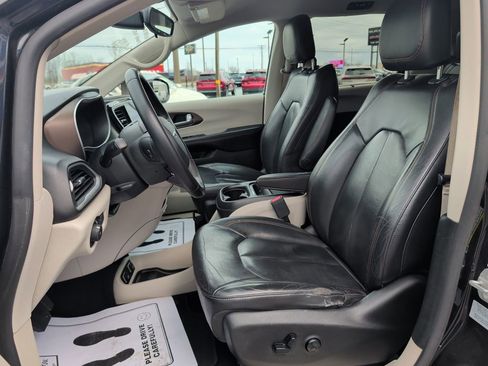 Used 2017 Chrysler Pacifica Touring-L image 8