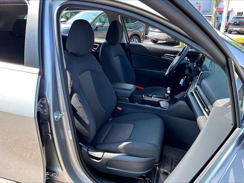 Used 2025 Kia Sportage LX AWD/4WD image 11