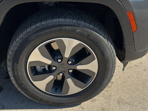 Used 2023 Jeep Grand Cherokee 4WD 4xe image 15