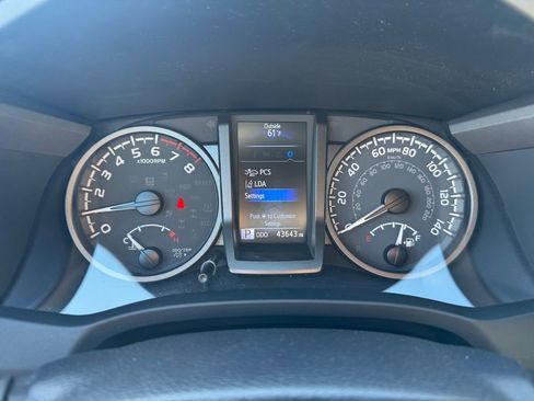 Used 2022 Toyota Tacoma TRD Off-Road image 21