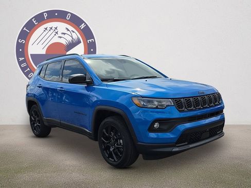 Used 2026 Jeep Compass Latitude image 2