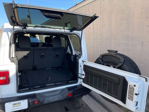 Used 2025 Jeep Wrangler Sahara image 30