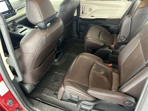 Used 2023 Toyota Sienna Platinum image 29