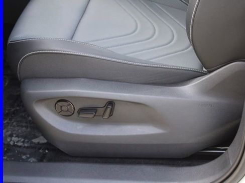 Used 2025 Volkswagen Tiguan SE w/ Panoramic Sunroof Package image 17