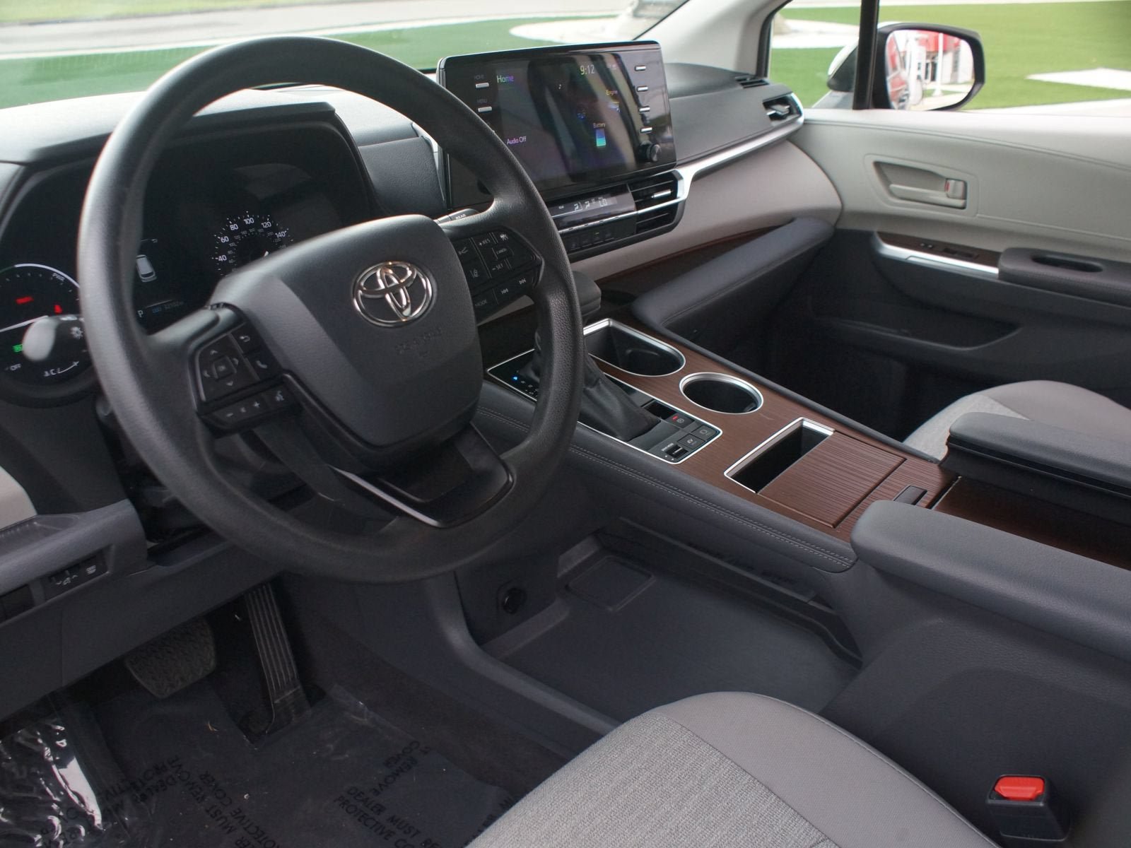 Used 2024 Toyota Sienna LE FWD image 13