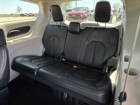 Used 2024 Chrysler Pacifica Touring-L image 27
