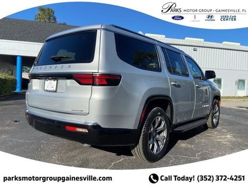 Used 2022 Jeep Wagoneer Series II AWD/4WD image 4