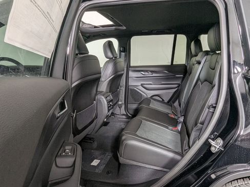 Used 2025 Jeep Grand Cherokee Altitude image 28