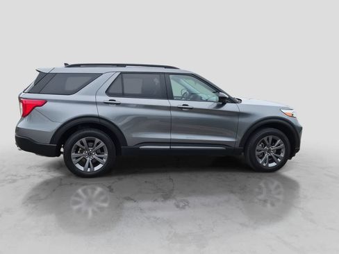 Used 2024 Ford Explorer XLT w/ Equipment Group 202A AWD/4WD image 9