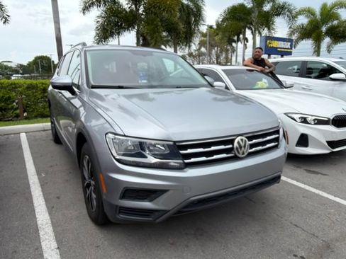 Used 2021 Volkswagen Tiguan SE w/ Panoramic Sunroof Package FWD image 2