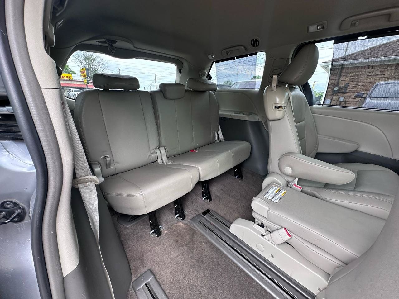 Used 2018 Toyota Sienna XLE FWD image 31