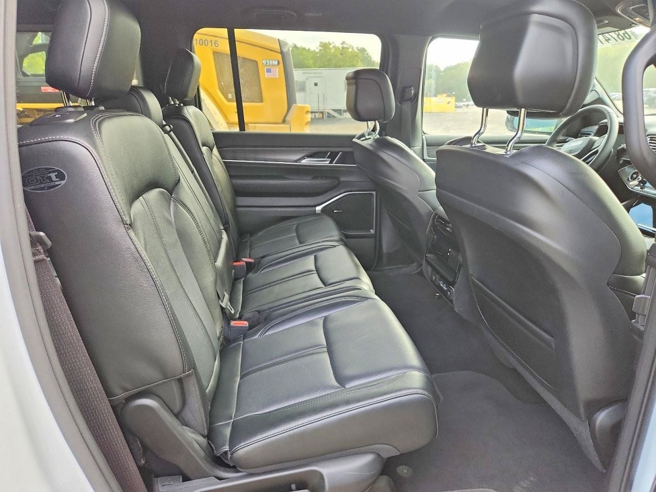 Used 2024 Jeep Wagoneer Series II w/ Flexible Seating Group AWD/4WD image 9