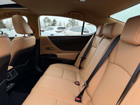 Used 2025 Lexus ES 300h w/ Premium Package image 17