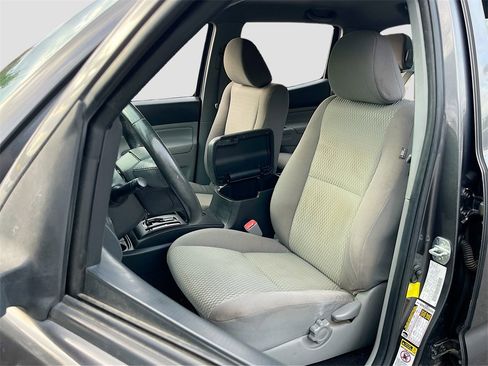 Used 2014 Toyota Tacoma Base image 18