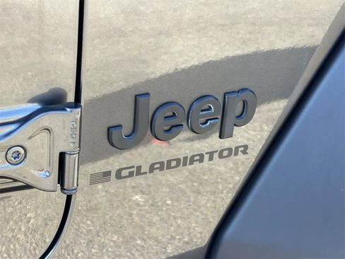 Used 2024 Jeep Gladiator Sport image 28