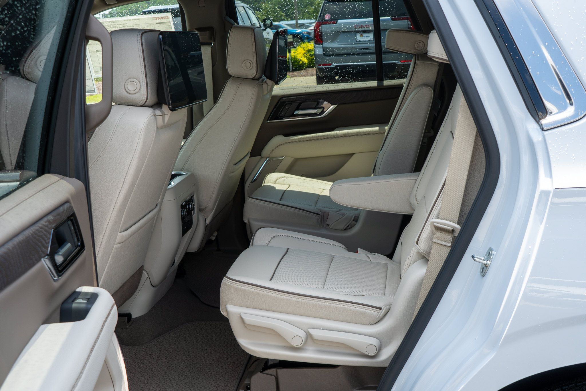 New 2026 GMC Yukon Denali w/ Denali Reserve Package AWD/4WD image 31