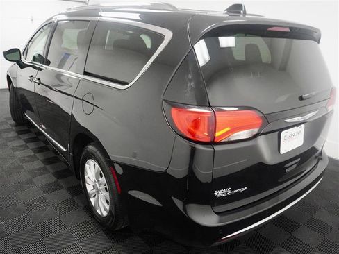 Used 2018 Chrysler Pacifica Touring-L image 7