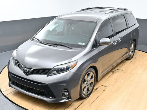 Used 2018 Toyota Sienna SE FWD image 41