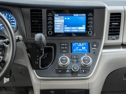 Used 2020 Toyota Sienna L image 21